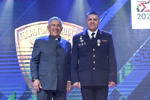 Татарстан Рәисе Радий Кадиковны бүләкләде