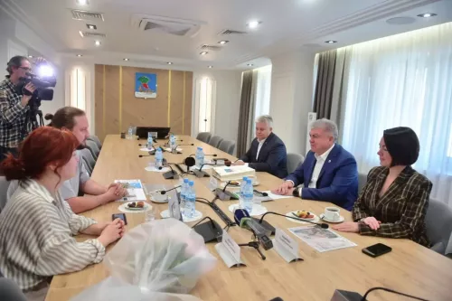 Чаллы мэры фестивальдә җиңгән рәссам белән очрашты