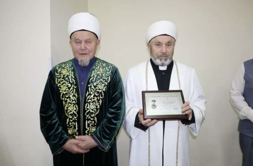 Чаллының имам-мөхтәсибенә Мәрҗани медале һәм Рәхмәт хаты тапшырылды