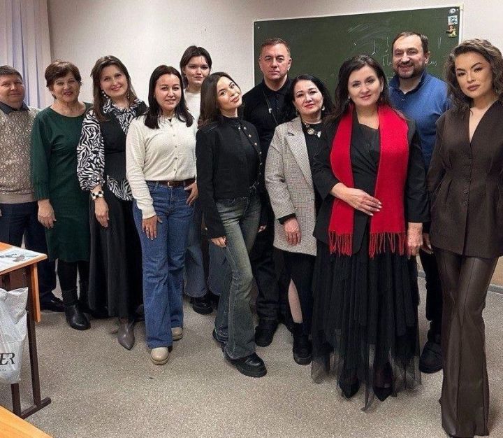 Флүрә Талипова киселгән туфли киеп җырлаган