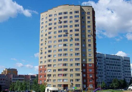 В 58 комплексе под окнами 16-го этажного дома обнаружен труп пенсионера