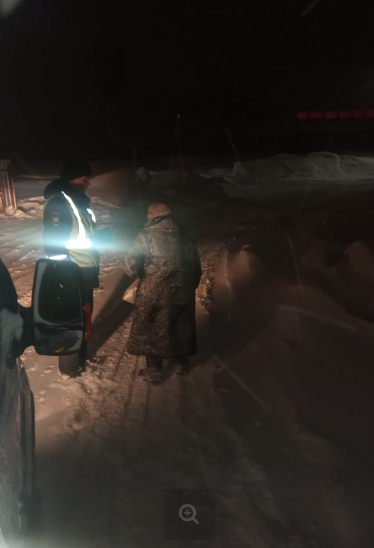 В Татарстане сотрудники ГИБДД помогли замерзавшей на трассе пожилой женщин