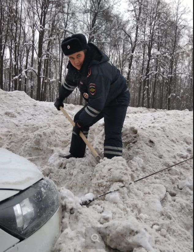 В Татарстане автоинспекторы помогли автомобилисту выбраться из снежной ловушки