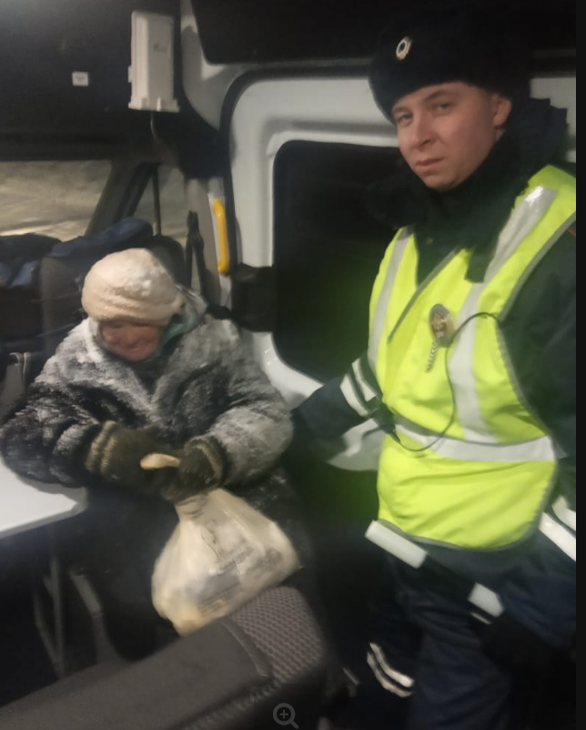 В Татарстане сотрудники ГИБДД помогли замерзавшей на трассе пожилой женщин