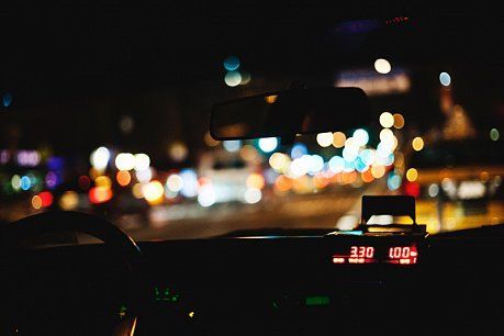 В Челнах пьяный мужчина напал с ножом на девушку-таксиста