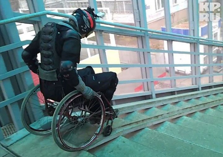 В Пермском крае женщина на инвалидном кресле попыталась попасть в здание мэрии по пандусу. Она сломала обе руки