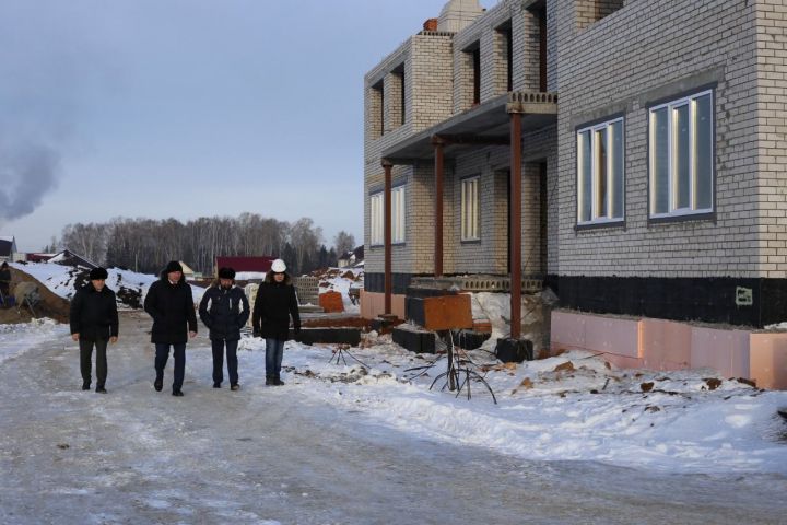 Василь Шайхразиев оценил строительство детского сада в Азьмушкино
