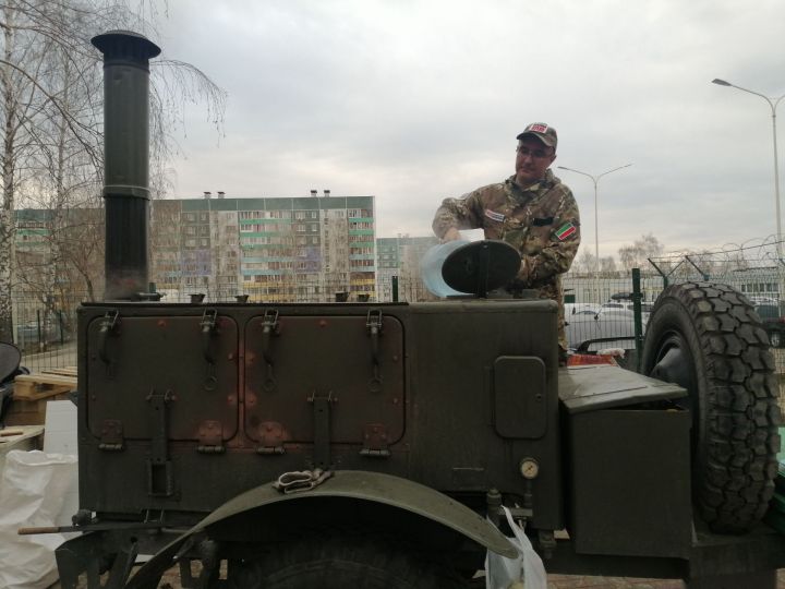 Чаллы эшмәкәре  кыр кухнясы белән Донбасска барырга җыена