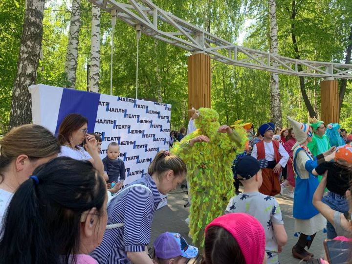 Бибишев исемендәге паркта балалар Әбүгалисина белән сәяхәткә чыкты - ВИДЕО
