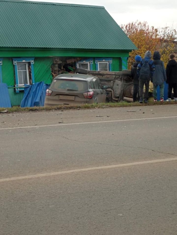 Әлмәт районында ике машина йортка килеп менде
