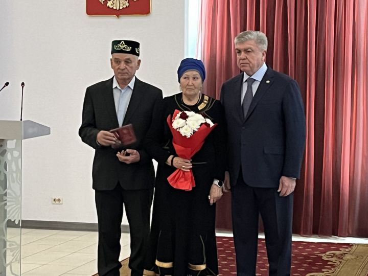 Чаллы мэры Наил Мәһдиев һәлак булган хәрбиләрнең якыннарына дәүләт бүләге тапшырды