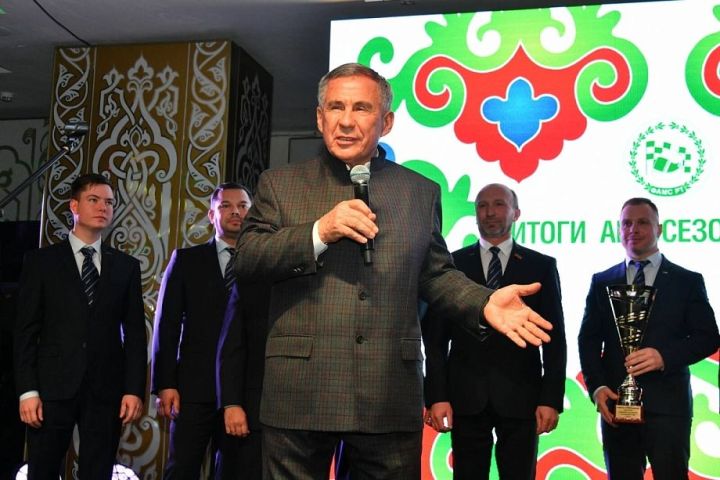 Татарстан Рәисе «КАМАЗ-Мастер» командасын бүләкләде