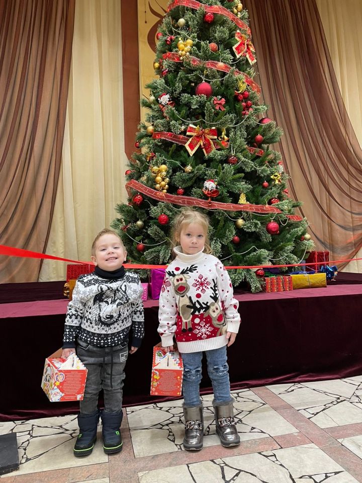 Һәлак булган солдат Руслан Газизовның балаларына «Кыш бабай» бүләге тапшырдылар