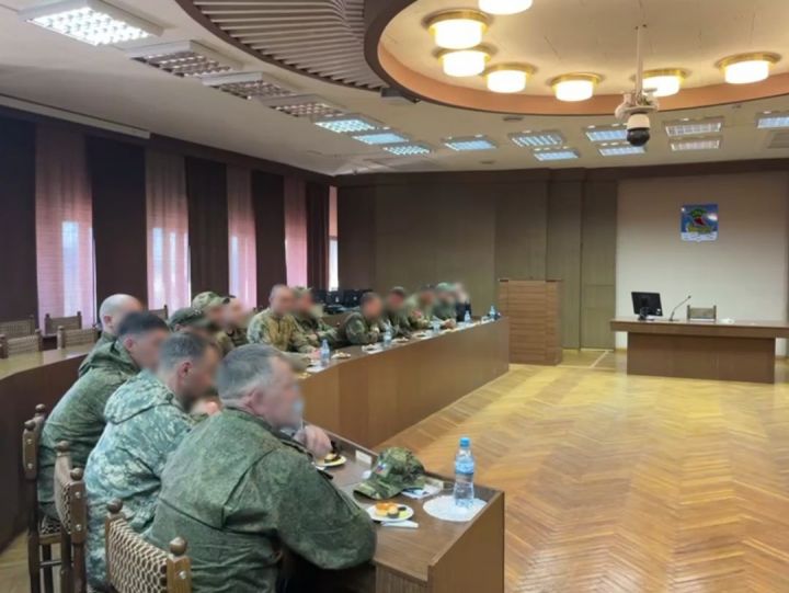 Чаллы мэры Наил Мәһдиев ялга кайткан хәрбиләр белән очрашты