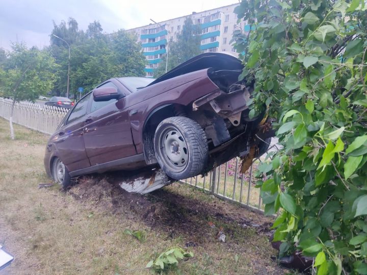 Чаллыда агач өстенә килеп менгән машина пассажиры хастаханәгә озатылды - ВИДЕО