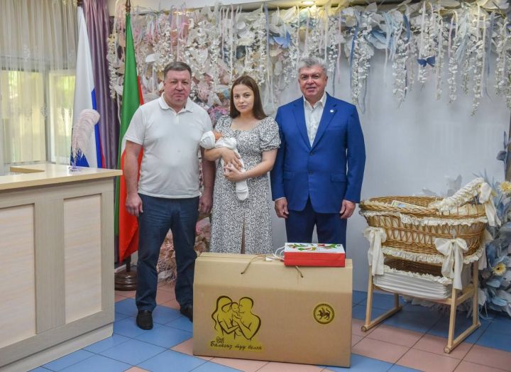 Чаллы мэры ике хәрбинең гаиләсенә  100әр мең сум акча бирде