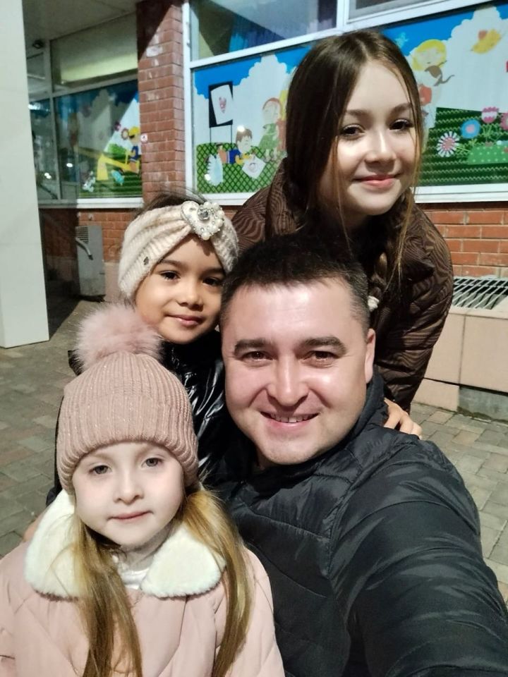 Җырчы Ринас Әхмәтов кибетләр буйлап нәрсә эзләгән?