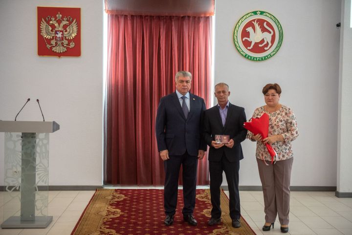 Чаллы мэры Наил Мәһдиев 12 хәрбинең әти-әнисенә, хатыннарына, туганнарына Батырлык ордены тапшырды