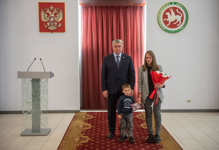 Чаллы мэры Наил Мәһдиев 12 хәрбинең әти-әнисенә, хатыннарына, туганнарына Батырлык ордены тапшырды