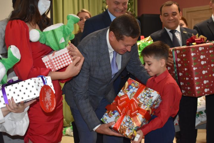 Балаларга Яңа ел бүләкләре алуга бюджеттан 9,4 млн сум тотылды