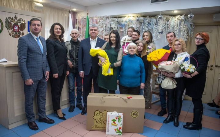 Мэр һәлак булган хәрбинең бәбиен каршы алды
