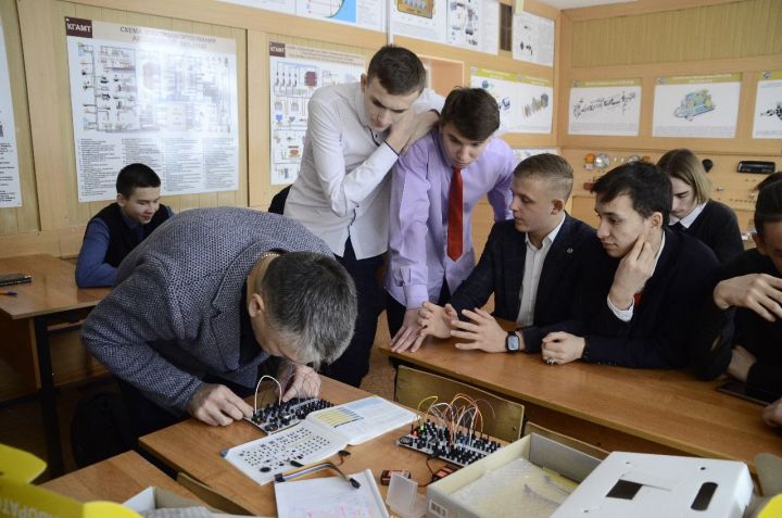 Чаллыдан ирле-хатынлы эшмәкәрләр студентларга зур бүләк ясады