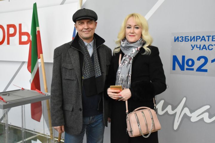 СВОда хезмәт иткән хәрби сайлауларга тормыш иптәше белән килде