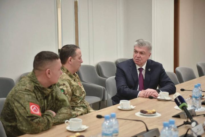 Чаллы мэры хәрбиләр белән очрашты