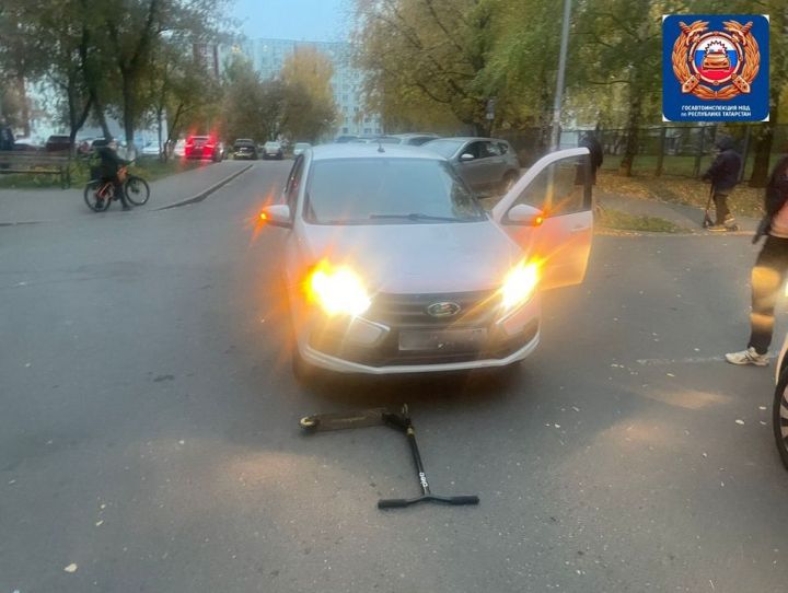 Чаллыда  җиңел машина самокатта барган баланы бәрдергән