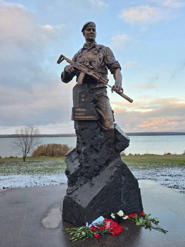 Чаллы мэры Наил Мәһдиев Сергей Чебнев һәйкәленә чәчәкләр салды
