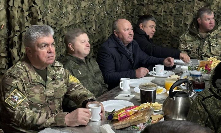 Чаллы мэры Наил Мәһдиев хәрбиләрне чәк-чәк белән сыйлаган