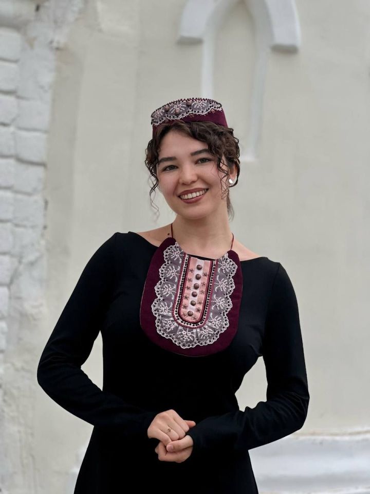 Әюповларның кызы нинди телдә дәресләр бирә?