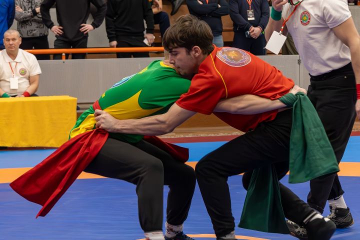 Россия чемпионатында кайсы көрәшчеләр катнашачак?