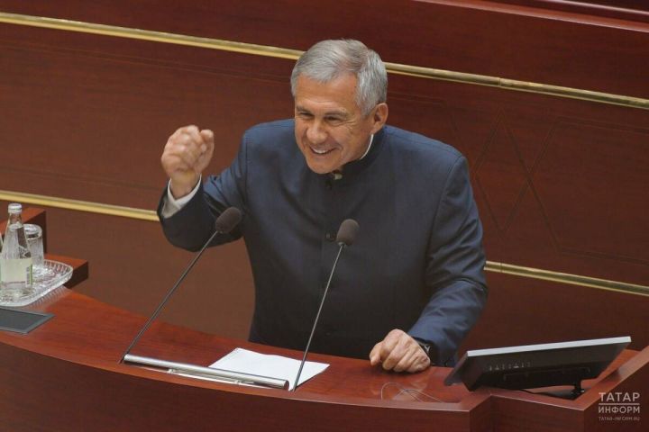 «Ак чәчәкләр» премиясендә Рөстәм Миңнехановтан алдагы сайлауларда катнашуын сорадылар
