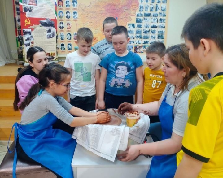 Иске Абдул балалары хәрбиләргә бүләкләр җибәргән
