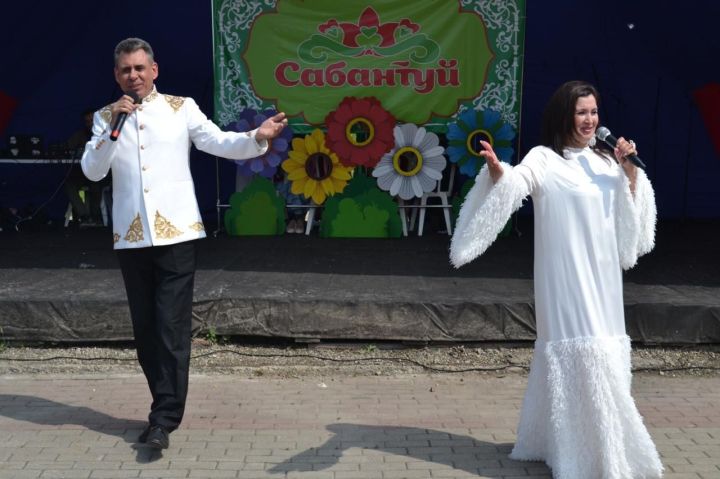 Автор-башкаручы Флүрә Талипова: «Гармунны сүтмичә самолетка утыртмадылар»