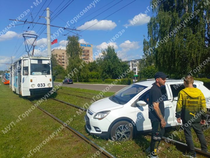 Трамвай белән бәрелешкән машина хуҗасы һәлакәт урыныннан качкан