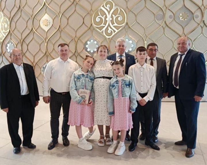 13 бала тәрбияләүче Чаллы гаиләсенә микроавтобус бүләк иттеләр