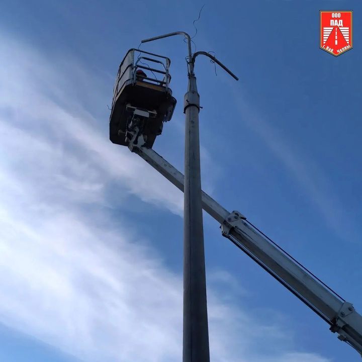 Чулман проспектында җимерелгән яктырткыч баганасын алыштырдылар