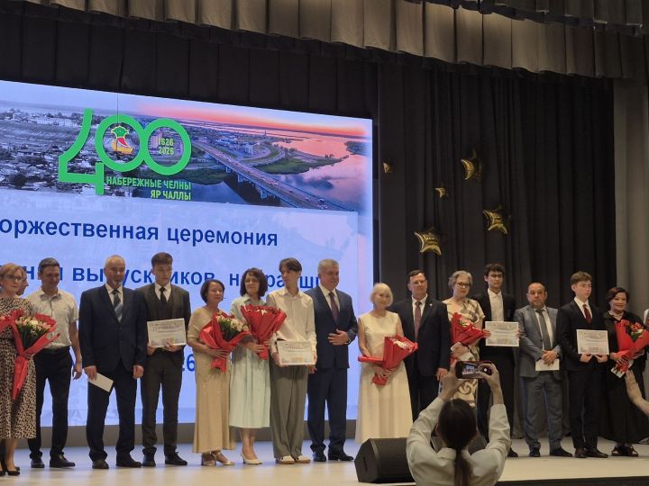 БДИдан 100 балл җыючыларны шәһәр мэры Наил Мәһдиев котлады (ФОТОРЕПОРТАЖ)