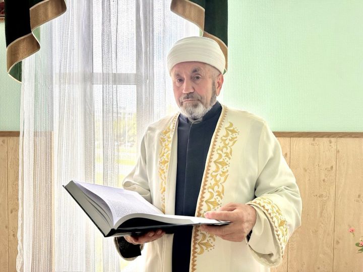 Чаллының имам-мөхтәсибенә Мәрҗани медале һәм Рәхмәт хаты тапшырылды