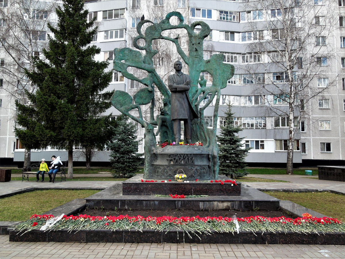 Памятники набережные челны. Памятник Тукаю Набережные Челны. Памятник Габдуллы Тукаю Набережные Челны. Сквер Габдуллы Тукая Набережные Челны. Памятник г Тукая в Набережных Челнах.