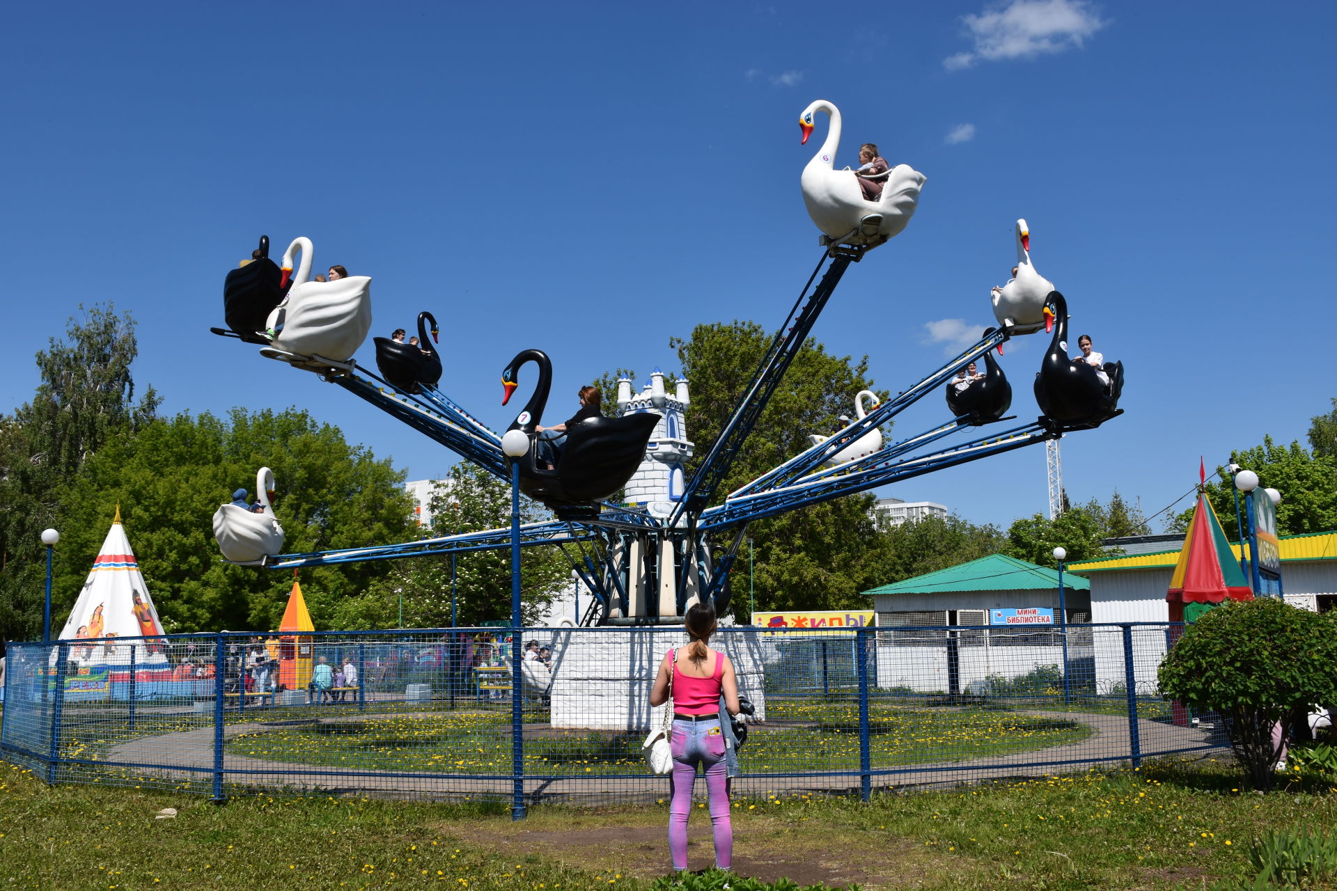 Җиңү паркында балалар кызыклы клоуннар белән күңел ачты - ФОТОРЕПОРТАЖ