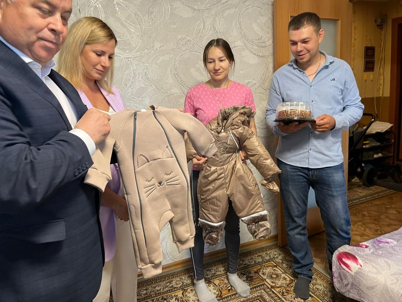 Чаллыда яңа туган балаларга комбинезоннар тапшырдылар