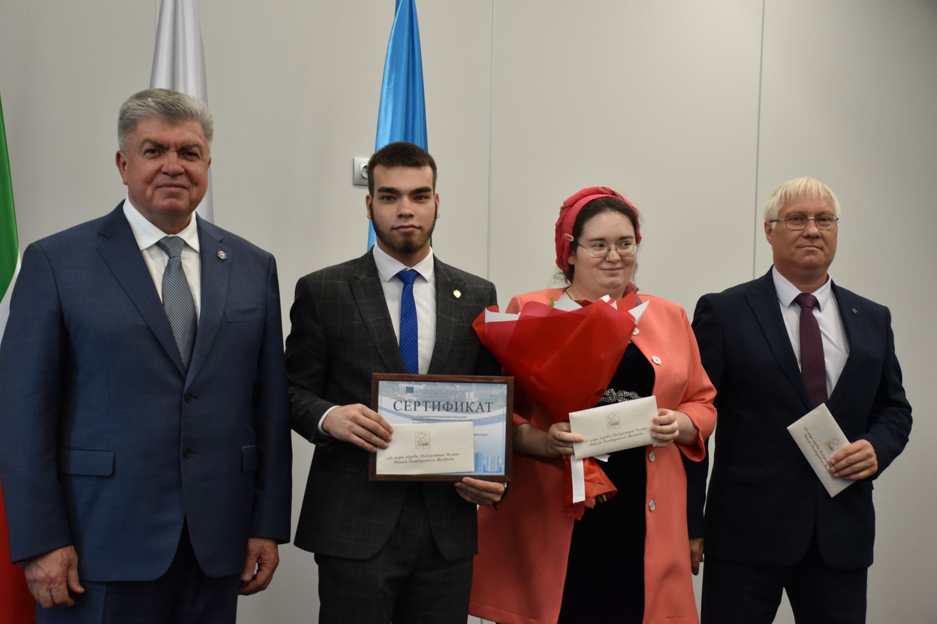 БДИны 100баллга тапшырган укучыларга - акчалата бүләк     ФОТО