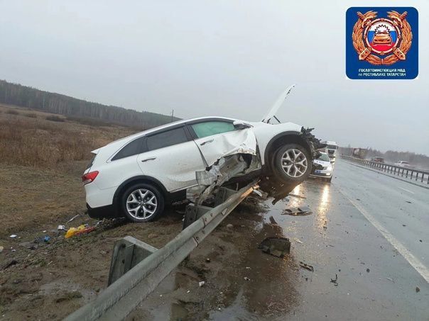 Алабуга юлында авария: машина йөртүченең аягы өзелде - ФОТОЛАР