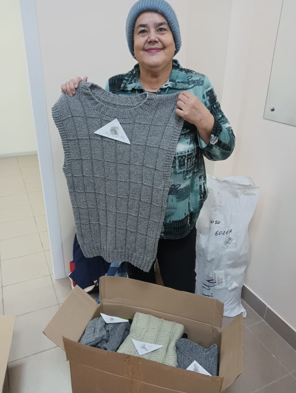 Әлфия Юткина хәрбиләргә 140 жилет бәйләгән