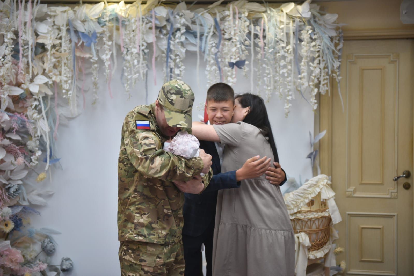 Чаллы мэры Наил Мәһдиев хәрби гаиләсен сабыйлары туу белән котлады