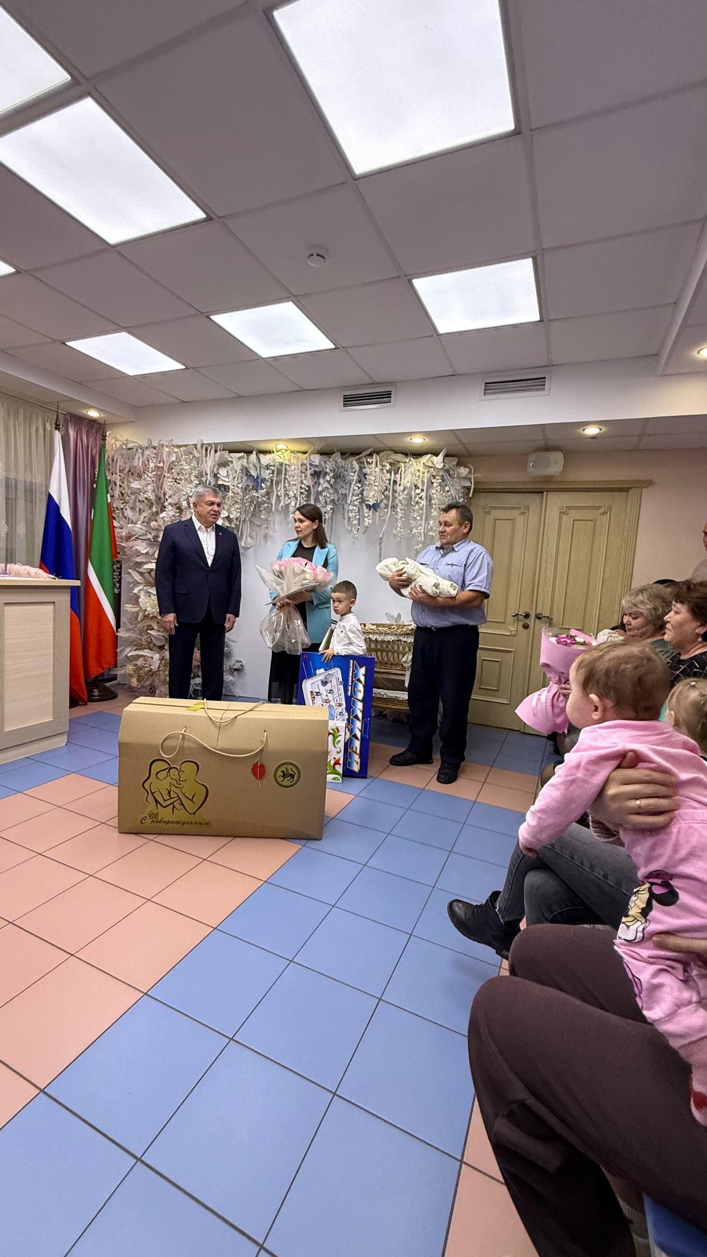 Мэр Наил Мәһдиев хәрбинең хатынына баласының туу турындагы таныклыгын тапшырды