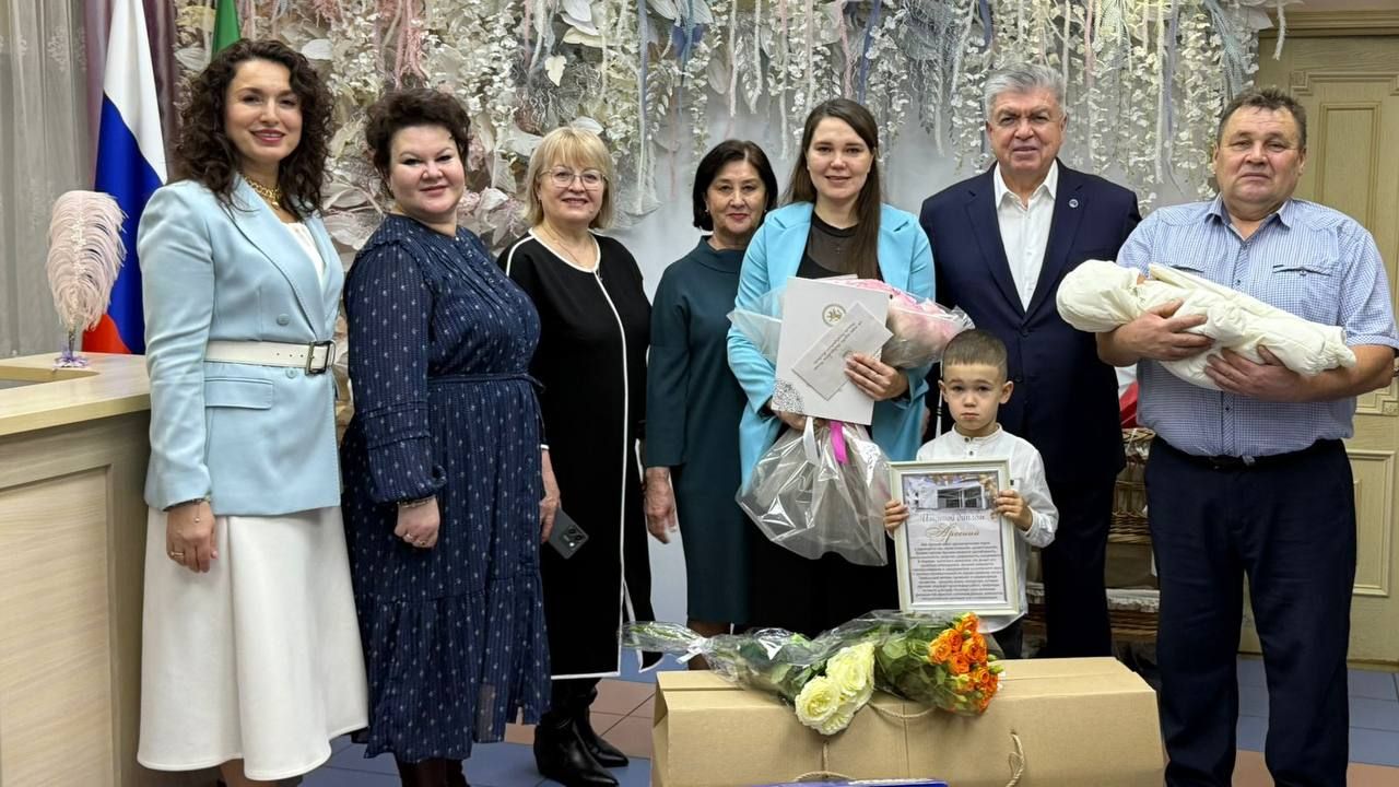 Мэр Наил Мәһдиев хәрбинең хатынына баласының туу турындагы таныклыгын тапшырды